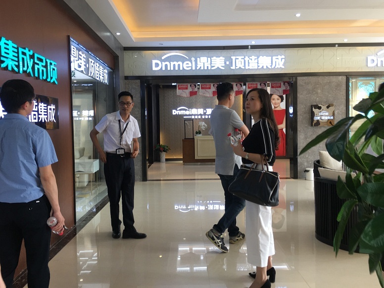 湯部長(zhǎng)一行參觀鼎美產(chǎn)品展示區(qū)