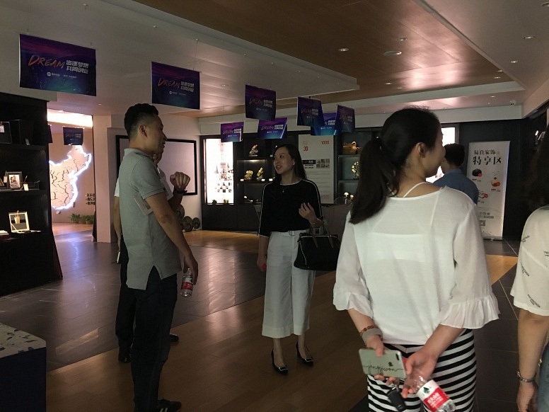 湯部長(zhǎng)與董委員參觀鼎美產(chǎn)品展示區(qū)